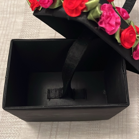 Unique rosebud floral box purse! Super cute and conversation starter for sure! - Picture 6 of 8